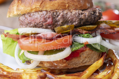 Nahaufnahme eines Hamburgers mit Pommes frites