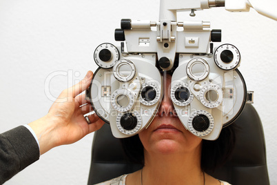 Frau beim Augenarzt