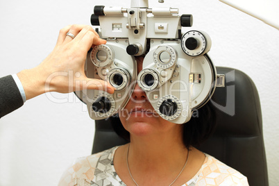 Frau beim Augenarzt