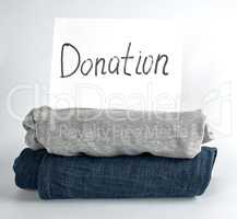 folded clothes and a white sheet of paper with the inscription d