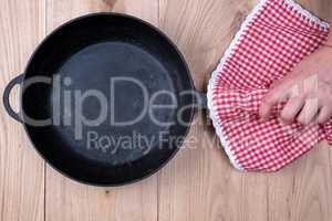 empty black round frying pan