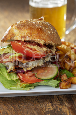 hausgemachte Burger auf dunklem Holz