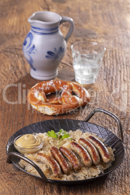 Gegrillte Nürnberger Bratwürste mit Sauerkraut