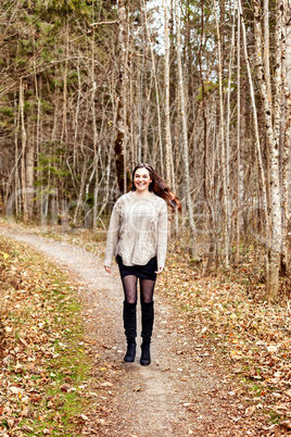 Porträt einer jungen Frau stehend im Wald