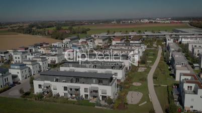 Drohnenflug über Neubaugebiet in Bayern