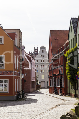 Straße mit Giebelhäusern in Stralsund, Deutschland, street wit