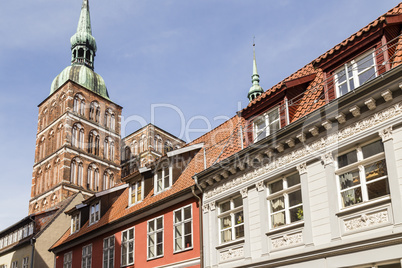 Nikolaikirche mit Häusern in der Altstadt, Stralsund, Deutschla