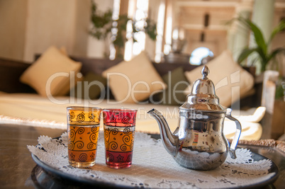 Marokkanische Teekanne mit Teegläsern und Minztee