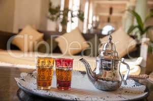 Marokkanische Teekanne mit Teegläsern und Minztee