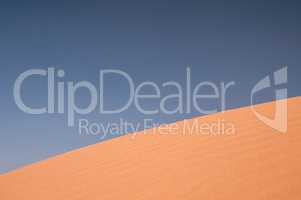 Sanddüne mit blauem Himmel in der Sahara