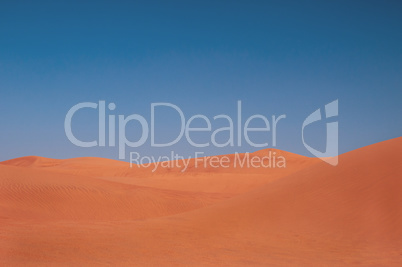 Wüstenlandschaft in der Sahara mit blauem Himmel