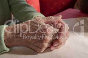Gefaltete Seniorenhänden