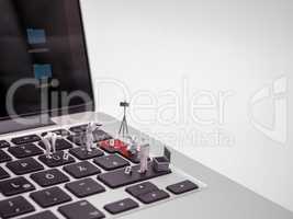 Miniturfiguren Spurensicherung auf Laptop Tastatur