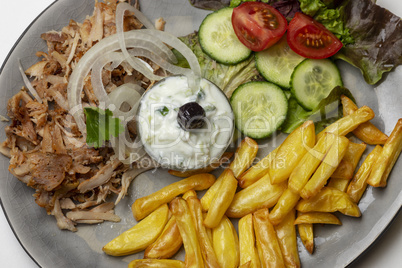 griechisches Gyros mit Tzatziki und Pommes frites