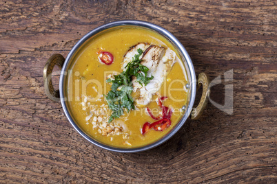 indische Mulligatawny-Suppe in eine Schüssel Messing