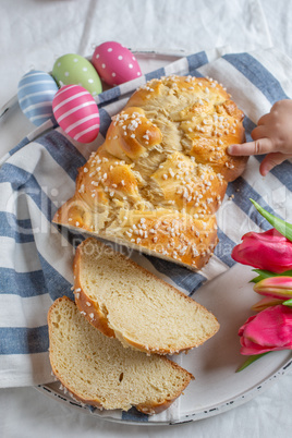 Osterzopf mit Kinderhand