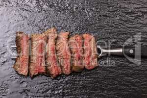 Scheiben von einem Steak auf einer Gabel