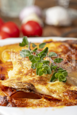 Überblick über eine hausgemachte Lasagne auf Holz