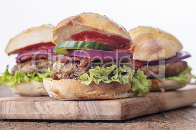 Hamburger auf Holz