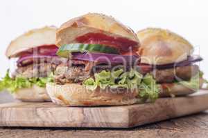 Hamburger auf Holz