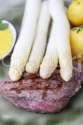 Nahaufnahme von Spargel auf einem Steak