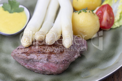 Nahaufnahme von Spargel auf einem Steak