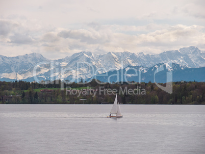 Segelschiff auf Starnberger See mit Berpanorama im Hintergrund