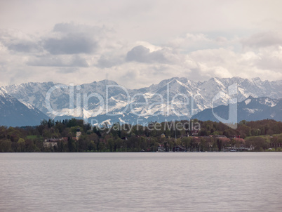 Starnberger See mit schneebedeckten Alpen im Hintergrund