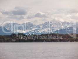 Starnberger See mit schneebedeckten Alpen im Hintergrund