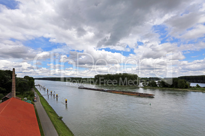 Transportschiff auf dem Rhein