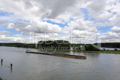 Transportschiff auf dem Rhein