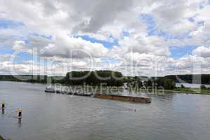 Transportschiff auf dem Rhein