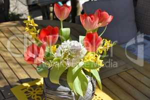 Frühling Blumenstrauß auf Gartentisch