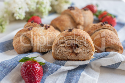 Schoko Dinkel Croissants mit Erdbeeren