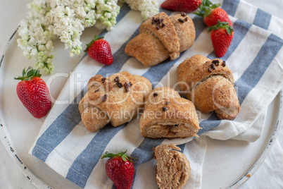 Schoko Dinkel Croissants mit Erdbeeren