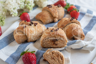 Schoko Dinkel Croissants mit Erdbeeren