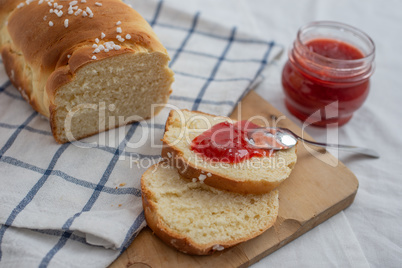 Brioche mit Marmelade