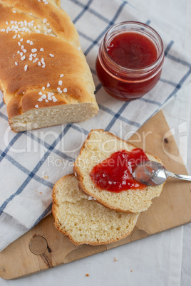 Brioche mit Marmelade