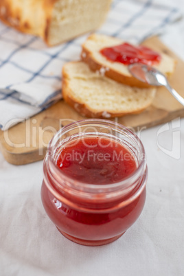 Brioche mit Marmelade