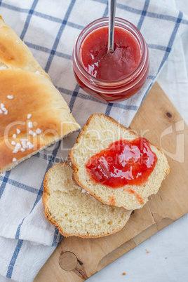 Brioche mit Marmelade