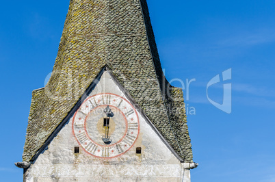 kirchturm mit uhr und himmel