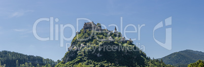 grosse burg auf berg panorama