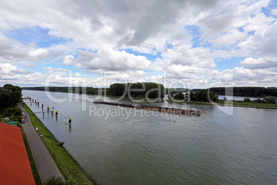 Transportschiff auf dem Rhein