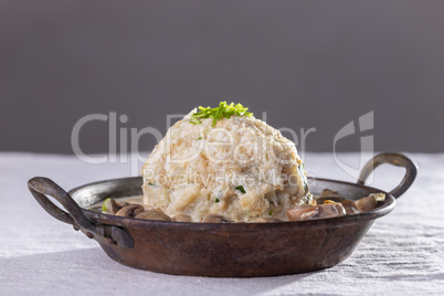 bayerischer Knödel in Pilzsauce