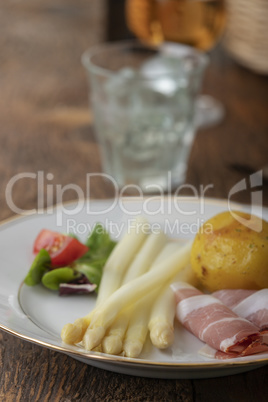 Weißer Spargel mit Schinken und Kartoffeln