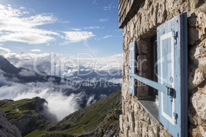 Fenster der Meiler-Hütte in den Alpen