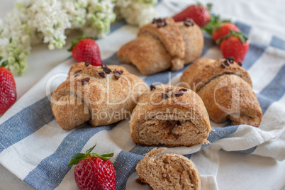 Schoko Dinkel Croissants mit Erdbeeren