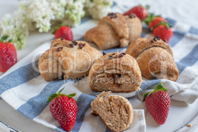 Schoko Dinkel Croissants mit Erdbeeren