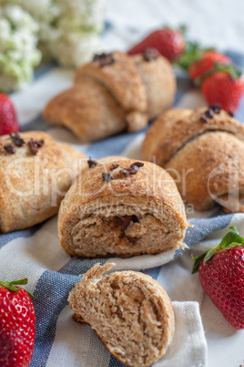 Schoko Dinkel Croissants mit Erdbeeren