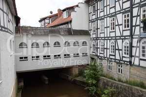 Brücke zwischen Häusern in Melsungen